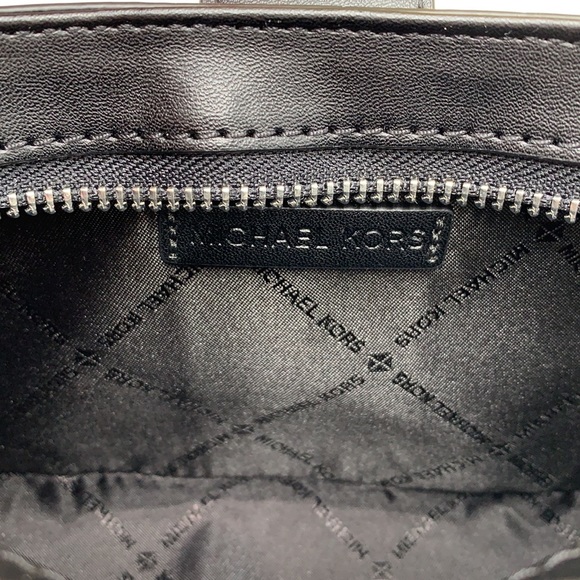 MICHAEL KORS
Carmen Small Shoulder
Pochette Bag
Black
NWT - Picture 12 of 16